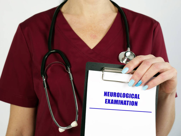 Здравоохранение понятие, означающее NEUROLOGICAL EXAMINATION с табличкой на листе бумаги - Фото, изображение
