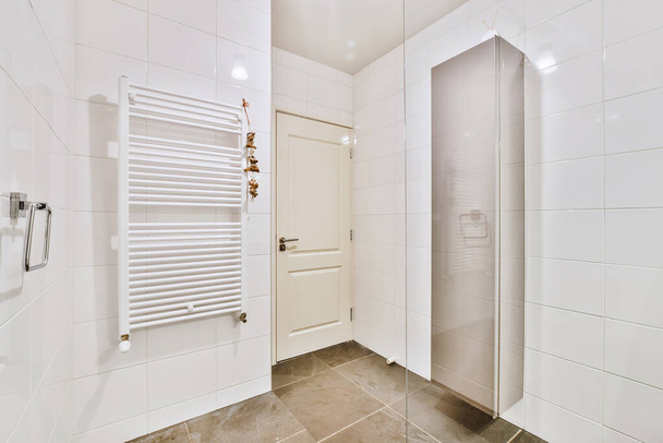 シャワーキャビン付きの広々としたバスルーム - 写真・画像