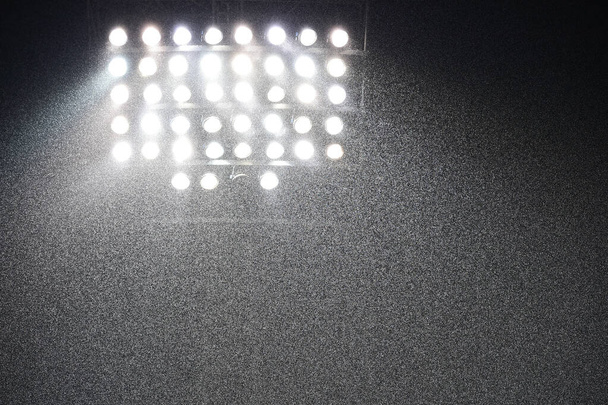 Дождь на стадионе и прожекторы - Фото, изображение