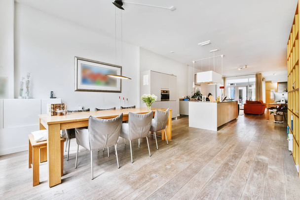 Světlo otevřený plán obývací pokoj s kuchyní - Fotografie, Obrázek