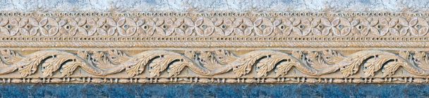 幾何学的形状と葉の形を持つ彫刻石の高齢者のローマのフレーム-シームレスなパターン. - 写真・画像
