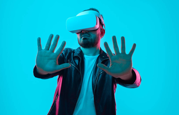 Man experiencing virtual reality in studio - Fotoğraf, Görsel