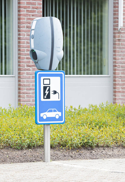 Ładowanie pojazdów elektrycznych i parking, naładować pojazd - Zdjęcie, obraz