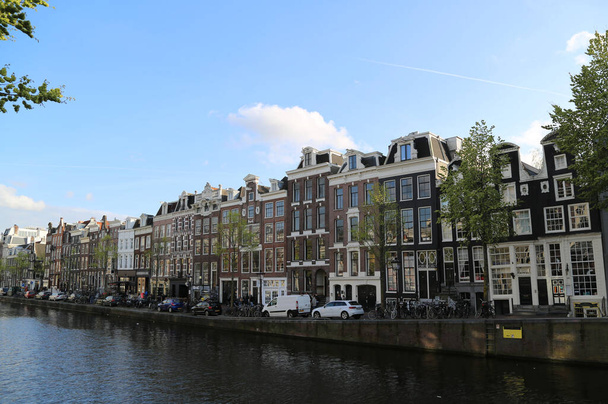 Um canal característico na cidade de Amesterdão - Foto, Imagem