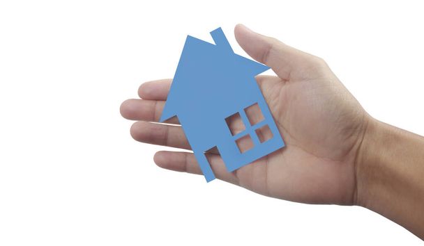 Handen houden papieren huis, gezinswoning en bescherming van het verzekeringsconcept - Foto, afbeelding
