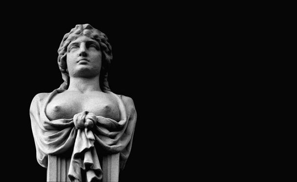 Olympic goddess of love in antique Greek and Roman mythology Aphrodite (Venus) (en inglés). Fragmento de estatua antigua.  - Foto, Imagen