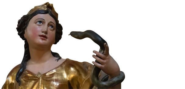 İncil 'deki Eve' in baştan çıkarıcı sahnesi. Yılanlı kadın. Beyaz arka planda izole edilmiş antik bir heykelin parçası.. - Fotoğraf, Görsel
