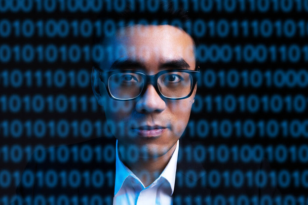 Porträt eines asiatischen Geschäftsmannes mit Codezeilen im Gesicht. Konzept des Menschen in der Zukunft digitalisiert - Foto, Bild