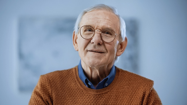 portret wesołego starszego mężczyzny w okularach na szarym tle - Zdjęcie, obraz