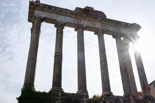 Templo de Vespasiano e Tito, ruínas do fórum romano em Roma - Foto, Imagem