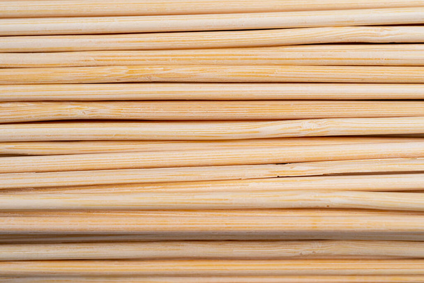 Utensílios de cozinha, pilha de paus de madeira ou espetos de bambu usados para manter pedaços de comida juntos, varas de espeto para grelhar, vista superior para o padrão de fundo - Foto, Imagem