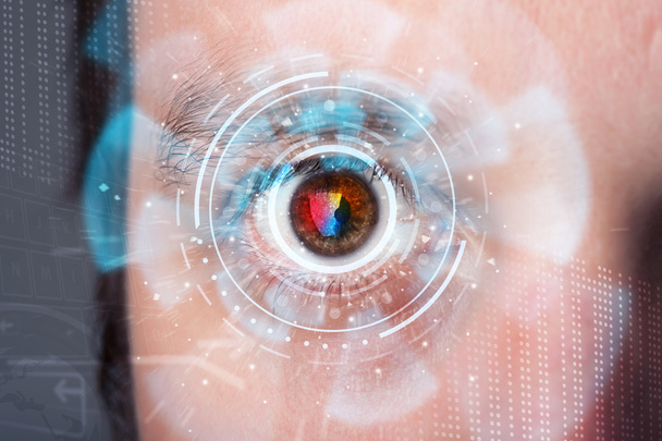 Hombre cibernético moderno futurista con panel de ojo de pantalla de tecnología - Foto, Imagen