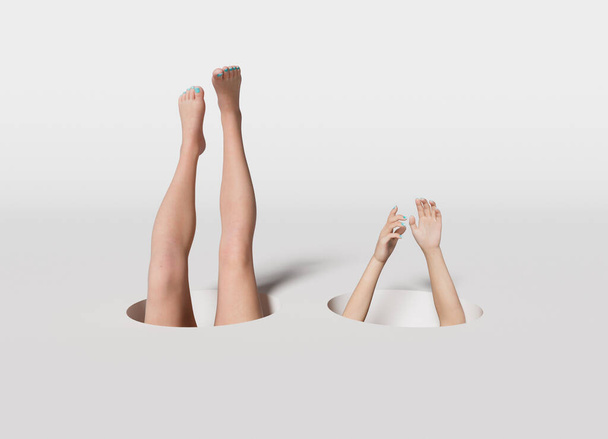 piernas y manos de mujer saliendo de un agujero en el suelo. 3d renderizar - Foto, Imagen