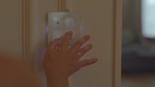 Smart Home Beleuchtungstechnologie. Ferngesteuertes Licht. smart house. 4k-Video. - Filmmaterial, Video