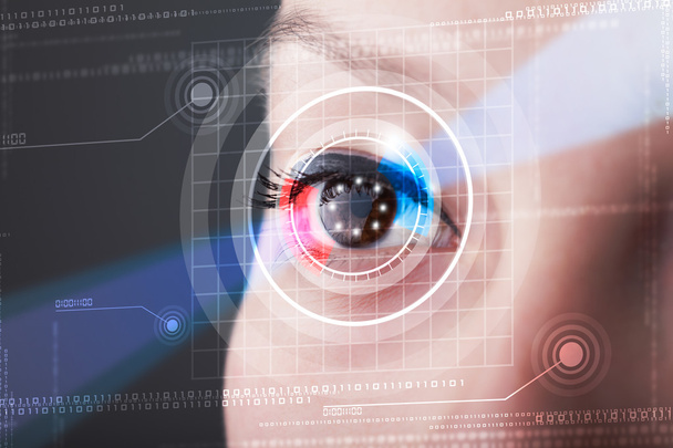 Mulher cibernética com olho technolgy olhando - Foto, Imagem