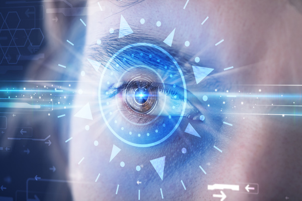 Киберчеловек с технологическим глазом, изучающий голубую радужную оболочку
 - Фото, изображение