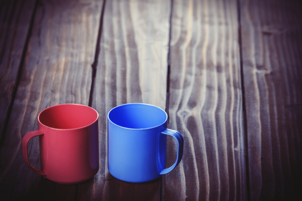 Dos copas de color sobre mesa de madera
. - Foto, Imagen