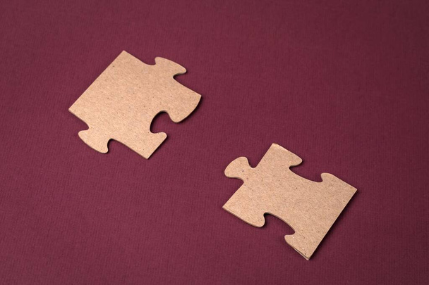 Nahaufnahme von Puzzle-Elementen auf violettem Hintergrund. Unternehmenslösungen, Erfolg und Strategiekonzept - Foto, Bild