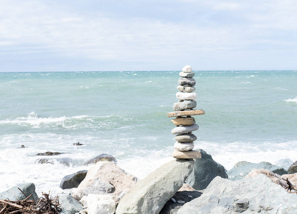 Kumsalda dengeli yuvarlak taşlar yığını. Zen kavramı. - Fotoğraf, Görsel