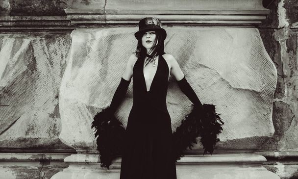 Gothic nainen ylellinen lumoava retro etsiä Halloween. Kaunis kansalainen vintage-vaatteissa, joissa on höyheniä ja hienoja asusteita käsintehdystä työstä. Ideoita Halloween loma - Valokuva, kuva