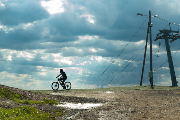 Młody rowerzysta górski sylwetka na zachodzie słońca - Zdjęcie, obraz