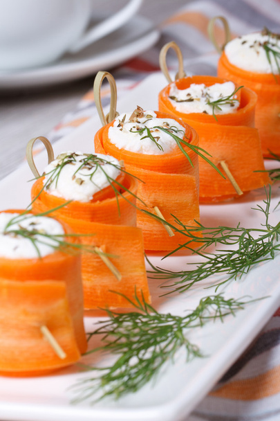 involtini di carota ripieni di formaggio morbido e aneto
  - Foto, immagini