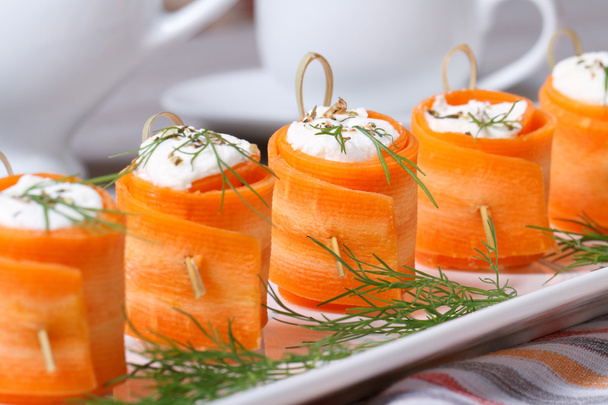 закуска из свежих морковных рулетиков со сливочным сыром
 - Фото, изображение