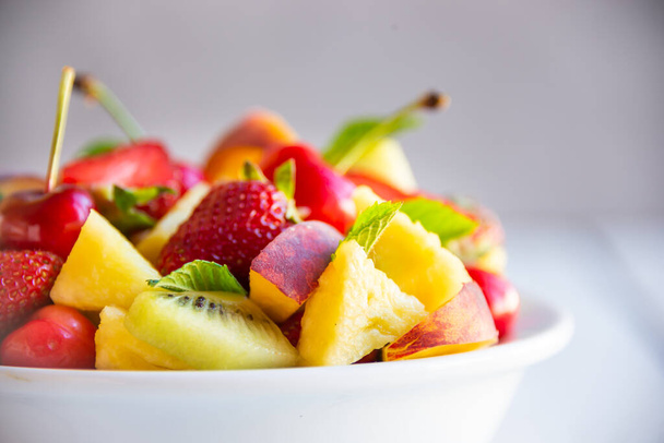 Salade de fruits frais d'été aux fraises et cerises - Photo, image