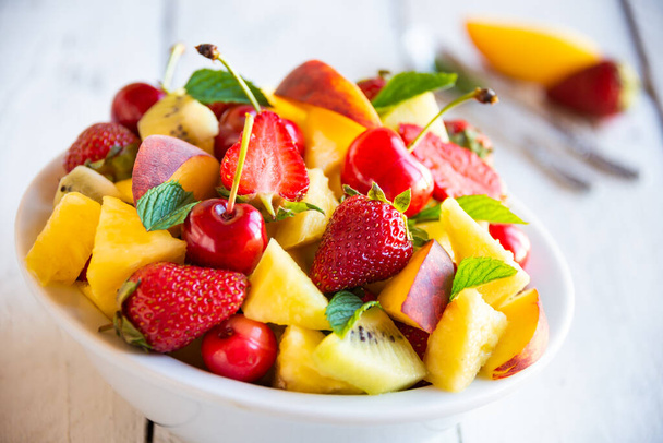 Ensalada de frutas frescas de verano con fresas y cerezas - Foto, Imagen