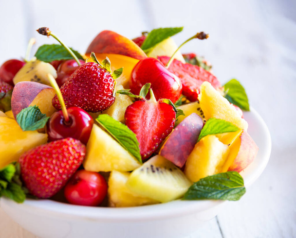 Frischer Sommer-Obstsalat mit Erdbeeren und Kirschen - Foto, Bild