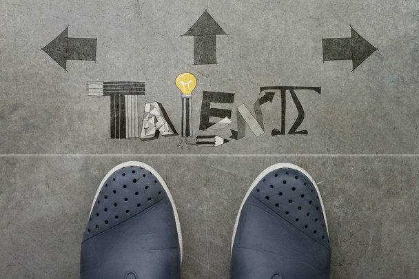 Palabra dibujada a mano del diseño de TALENT en frente de los pies del hombre de negocios como c
 - Foto, Imagen