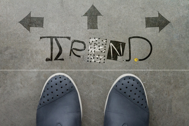 ručně tažené slovo design trend na přední obchodní muž nohou jako co - Fotografie, Obrázek