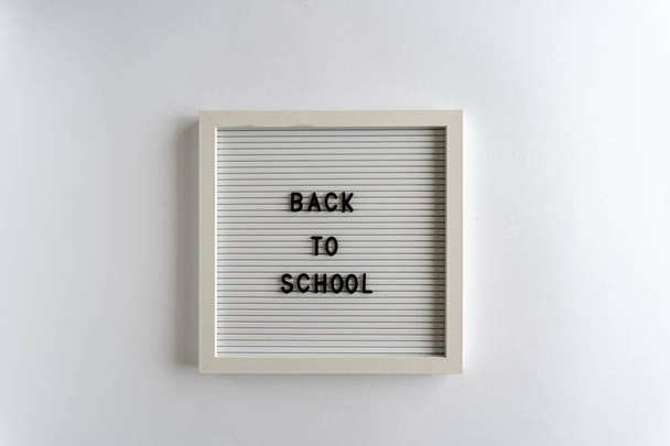 Letterboard com palavras que soletrar de volta à escola, em um fundo branco, horizontal - Foto, Imagem