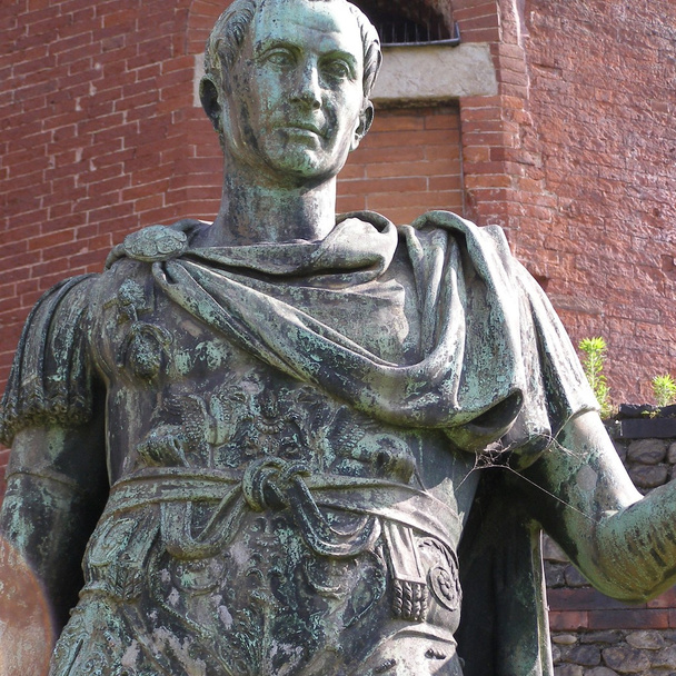 Římská socha iulius Caesar před římské hradby - Fotografie, Obrázek