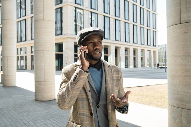 Młody człowiek korzystający z telefonu w mieście - Zdjęcie, obraz