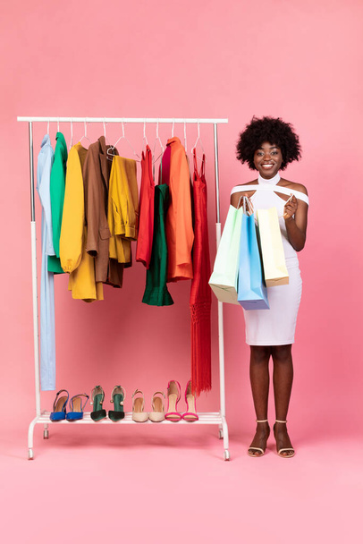 Afrikkalainen amerikkalainen nainen poseeraa ostoskassien kanssa ostoksen jälkeen, Studio - Valokuva, kuva