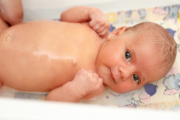 fürödni egy fiatal imádnivaló baba - Fotó, kép