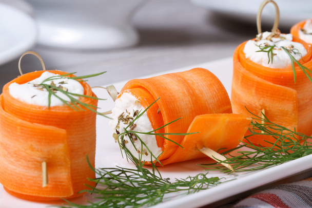 Роллы свежей моркови с сыром и укропом
 - Фото, изображение