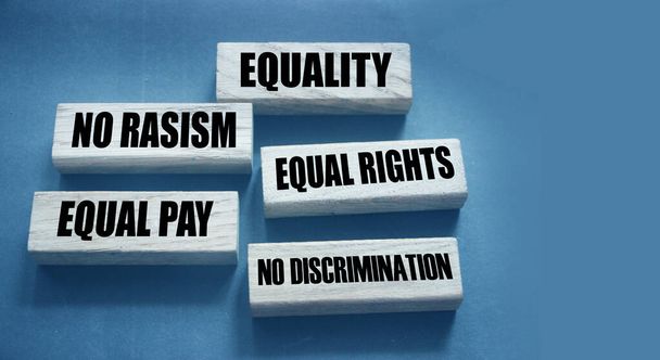Eşitlik, ahşap bloklarda eşit ücret ve hak sözcüğü değildir. İş ve Sosyal Eşit Fırsatlar kavramı. - Fotoğraf, Görsel