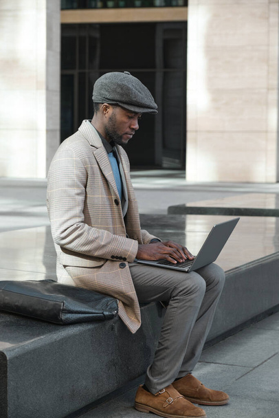 Hombre trabajando en el ordenador portátil al aire libre - Foto, imagen