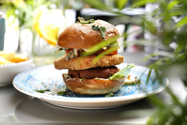 Vegetarische hamburger met tofu kaas en groenten. Een kleurrijk smakelijk gerecht. Culinaire fotografie, food styling. - Foto, afbeelding