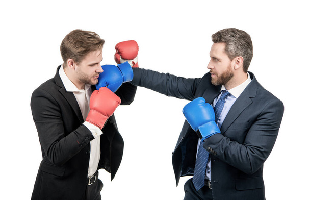 deux hommes d'affaires en gants de boxe poinçonnant pour le leadership isolé sur blanc, combat d'affaires. - Photo, image