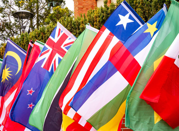 Verschillende landen, veel nationale vlaggen, mix, groep vlaggensymbolen, detail, close-up, niemand Eenheid, multiculturalisme, culturen, vrede, naties van de wereld, globale economie eenvoudig abstract concept - Foto, afbeelding