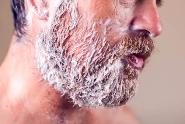 Retrato de homem barbudo, rosto coberto com espuma de barbear. Pessoas e conceito de beleza - Foto, Imagem