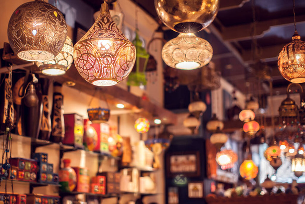 Traditionele oosterse verlichting Arabische lampen achtergrond. - Foto, afbeelding