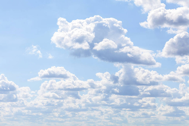 Eenvoudige zachte bewolkte blauwe lucht achtergrond, vele wolken, dag tijd, zonlicht, ruwe wolk textuur, licht blauw wit achtergrond, niemand, wolken groep natuur behang, helder abstract wolkenlandschap, perspectief - Foto, afbeelding