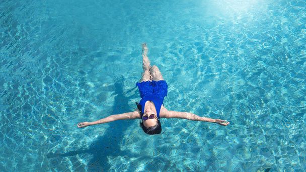 asiatico ragazza relax nuoto su piscina su estate fondo concetto. - Foto, immagini