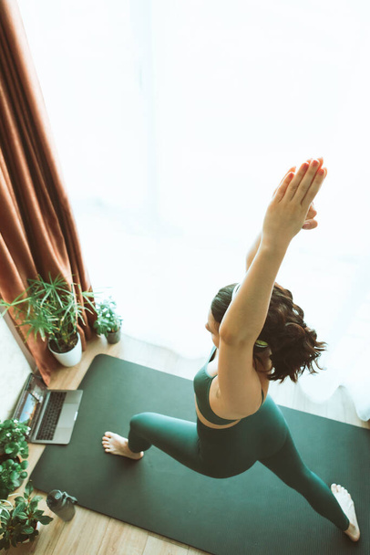 mujer hacer yoga en casa cerca de ventana grande estilo de vida saludable - Foto, imagen