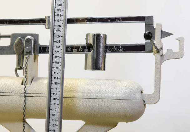 Вінтажні ваги ванної кімнати в кабінеті лікаря педіатра, який виконує вимірювання на дітей
 - Фото, зображення