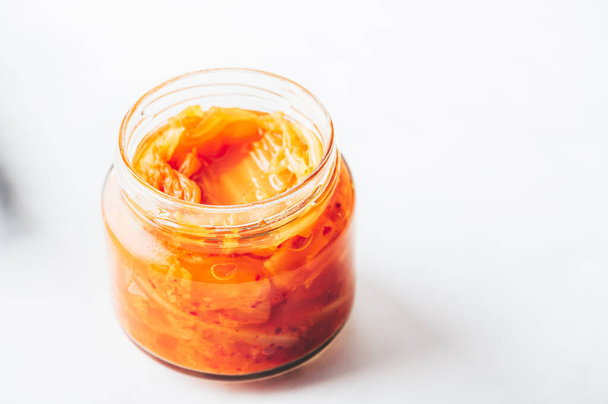 Glas koreanisches Kimchi, fermentierter Kohl - Foto, Bild
